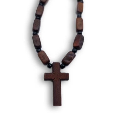Východní Dřevěný Kříž s Korálky na Krk F