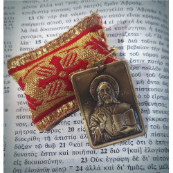 Ochranný přívěsek s kovovou ikonkou Ježíše Krista