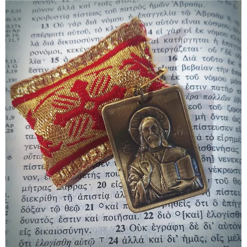 Ochranný přívěsek s kovovou ikonkou Ježíše Krista