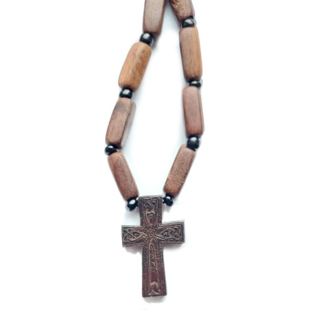 Východní Dřevěný Kříž s Korálky na Krk C