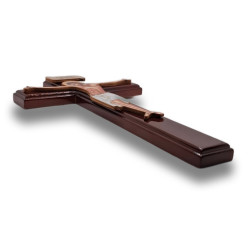 Dřevěný kříž s Ukřižovaným Kristem na zeď