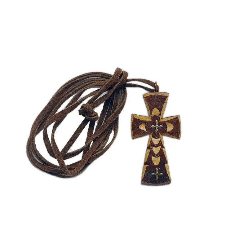 Dřevěný kříž na koženém řemínku s ornamentem