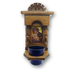 Tradiční pravoslavný dřevěný ikonostas s ikonou Panny Marie se skleněným olejovým pohárem