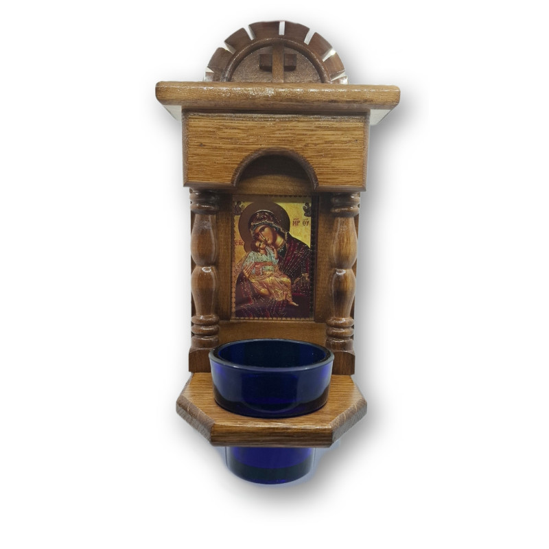 Tradiční pravoslavný dřevěný ikonostas s ikonou Panny Marie se skleněným olejovým pohárem