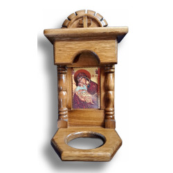 Tradiční pravoslavný dřevěný ikonostas s ikonou Panny Marie se skleněným olejovým pohárem