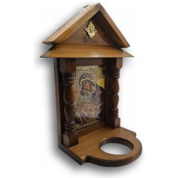 Dřevěný ikonostas s ikonou Panny Marie a skleněným pohárem na svíčku