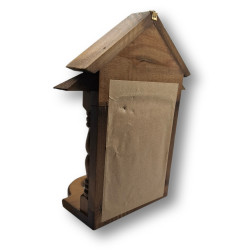 Dřevěný ikonostas s ikonou Panny Marie a skleněným pohárem na svíčku