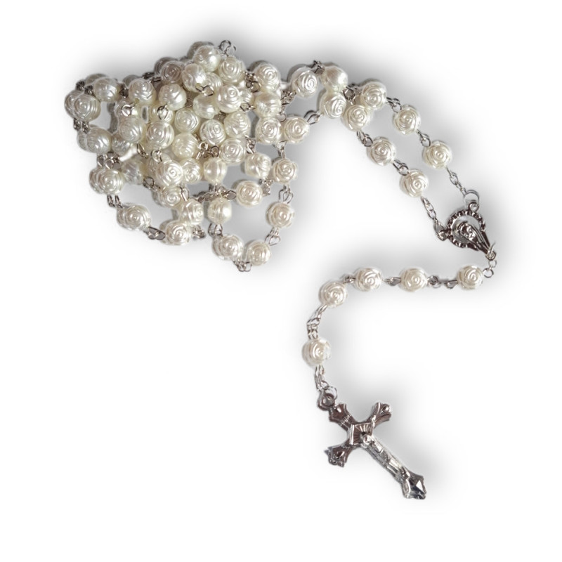 Bílý růženec s korálky ve tvaru růží – 55 cm