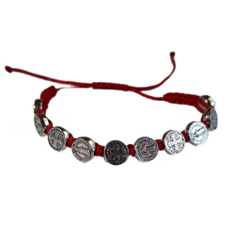 Červený náramek se svatým Benediktem – 10 medailí