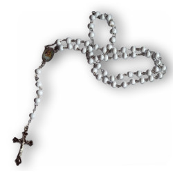 Dřevěný bílý kovový růženec s medailonkem strážného anděla – 50 cm