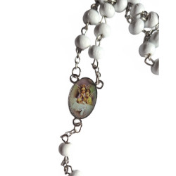 Dřevěný bílý kovový růženec s medailonkem strážného anděla – 50 cm
