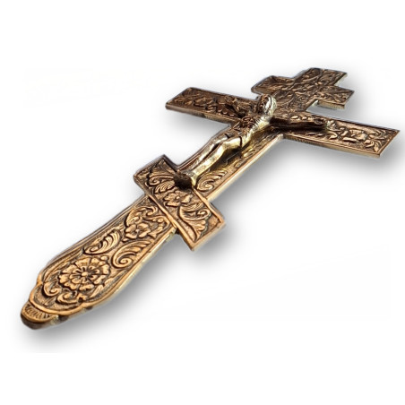 Kovový kříž na žehnání – 25 × 15 cm
