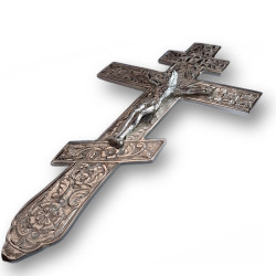 Kovový kříž na žehnání – 25 × 15 cm