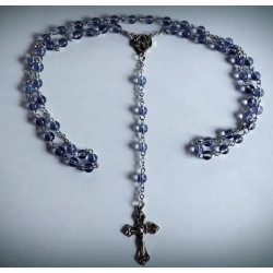 Růženec s fialovými průsvitnými korálky a detailním křížkem