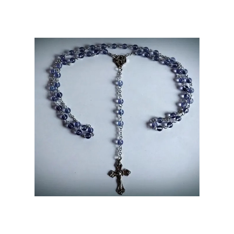 Růženec s fialovými průsvitnými korálky a detailním křížkem