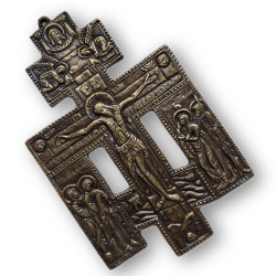 Kovový východní kříž s vyobrazením Ukřižování a Vzkříšení